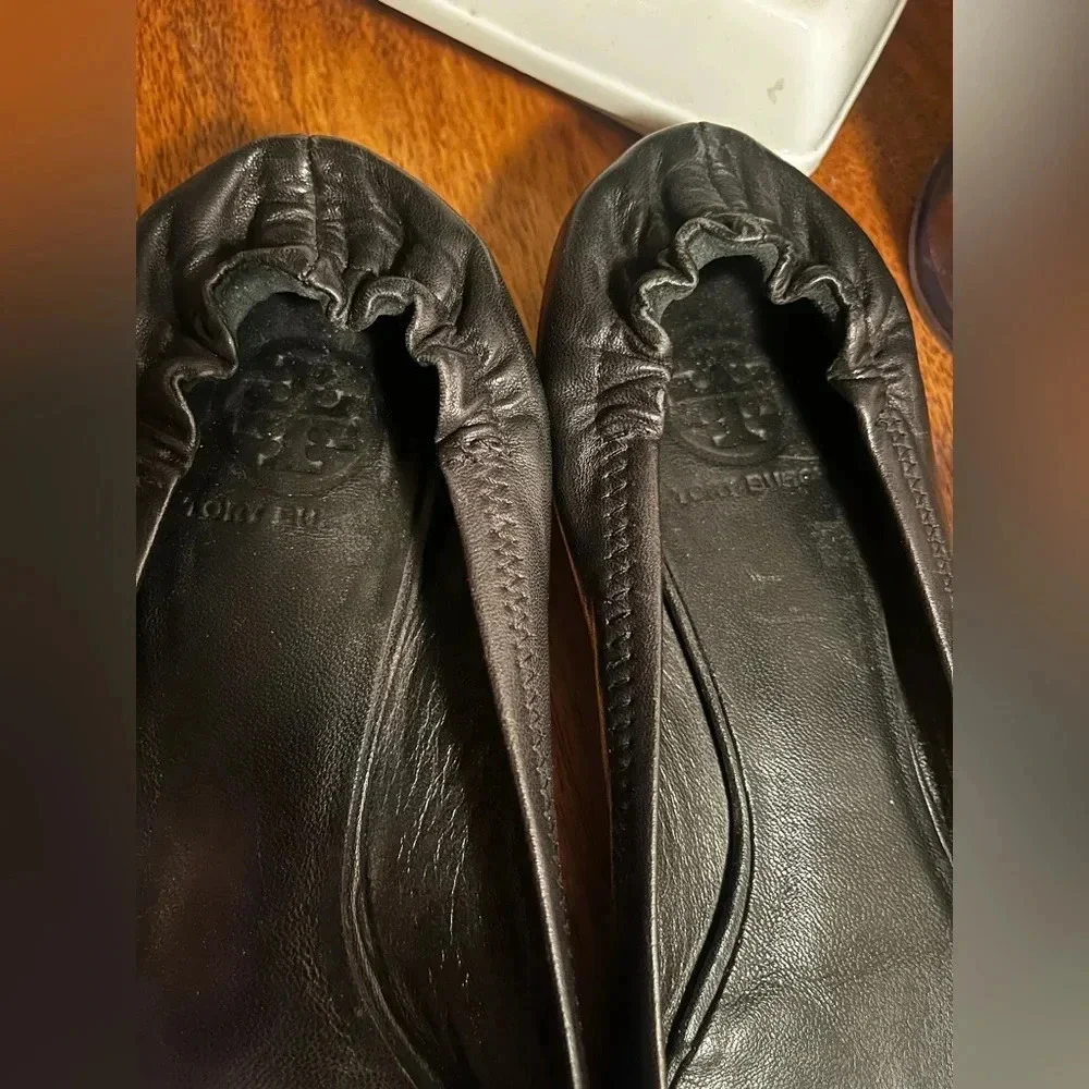 Tory Burch ballet flats. Gold medallion. Black leather.